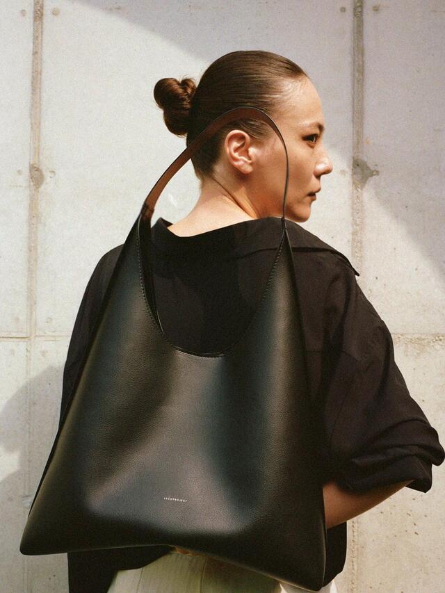 【LECC PROJECT】23FW★ LOG BIG HOBO BAG★送料・関税込★ LECC PROJECT】23FW☆ LOG BIG HOBO BAG☆送料・関税込☆ (LECC